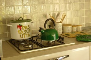 Frigorifero, forno, piano cottura, macchina per tè/caffè