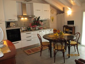 Frigorifero, forno, piano cottura, macchina per tè/caffè