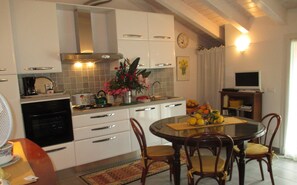 Kühlschrank, Ofen, Herdplatte, Wasserkocher mit Kaffee-/Teezubehör