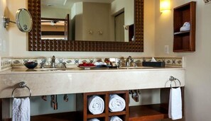 Een bad, een haardroger, handdoeken