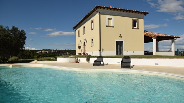A two-story building with a swimming pool in front. - Splendid historical residence in the Lazio Maremma (Tessennano)
