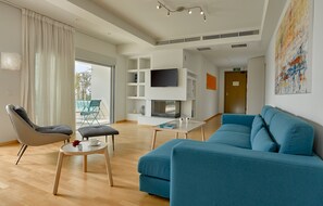 TV a schermo piatto, caminetto, tavolo da ping pong