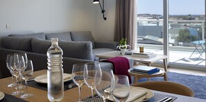 Flachbildfernseher, Kamin, Tischtennisplatte