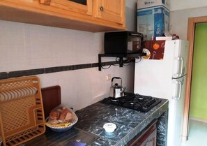 Kühlschrank, Ofen, Herdplatte, Kochgeschirr/Geschirr/Besteck