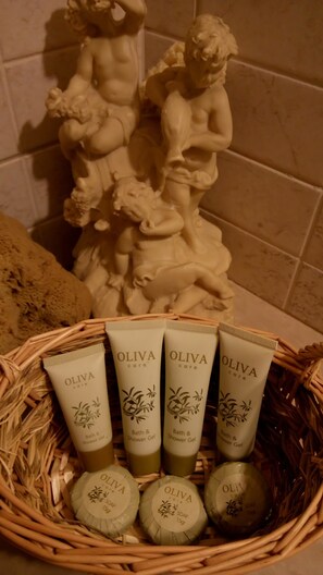 Dusj, hårføner, håndklær og såpe