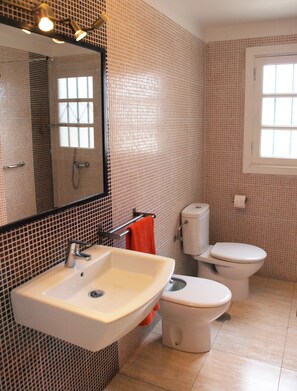 SĂšche-cheveux, serviettes fournies, papier toilette
