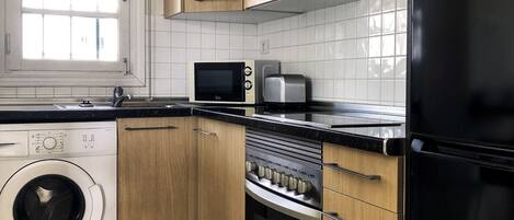 Jääkaappi, mikroaaltouuni, uuni, liesi