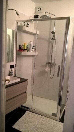 Douche, sèche-cheveux, bidet, serviettes fournies