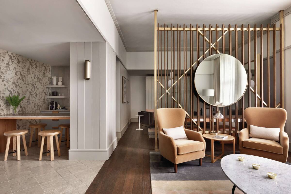 스위트, 킹사이즈침대 1개 (South Main) | 거실 공간 | 디지털 채널 시청이 가능한 50인치 LCD TV, TV, 음악 라이브러리
