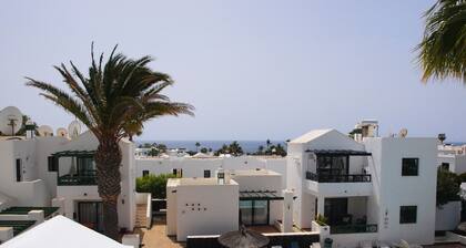 Modern, upstairs apartment with sea view, Wifi, Air Con and U.K. TV