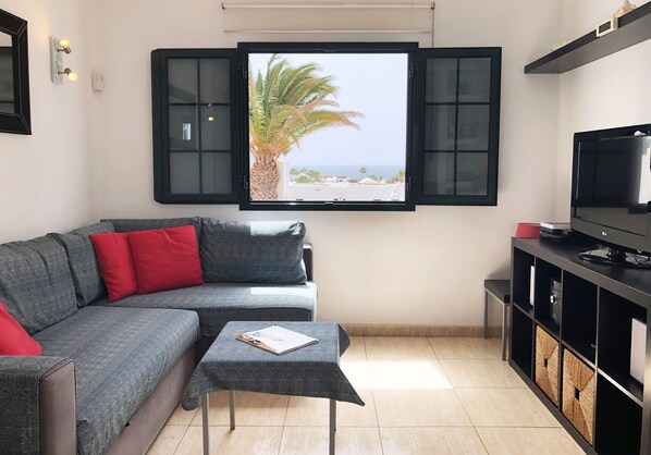 TV, DVD player, books, stereo