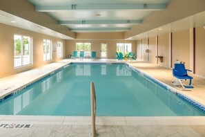 Innenpool, geöffnet von 09:00 Uhr bis 22:00 Uhr, Liegestühle
