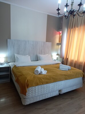 スタンダード ダブルルーム | 低刺激性寝具、客室ごとに異なる装飾、客室ごとに異なるインテリア、デスク