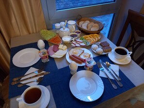 Hypo-allergenic bedding, individually decorated, individually furnished - Hotel David (Kutaisi)