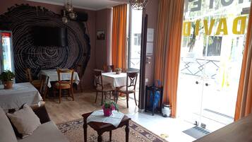 Colazione continentale, servita tutte le mattine (15 GEL a persona)