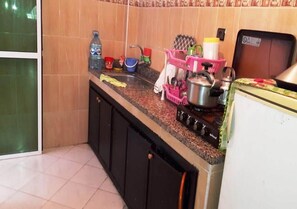 Kühlschrank, Herdplatte, Kochgeschirr/Geschirr/Besteck