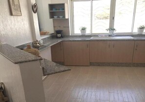 Kühlschrank, Ofen, Herdplatte, Kochgeschirr/Geschirr/Besteck