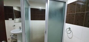 Bathroom - Cozy. Convenient. Complete. City/Ocean view. Travel. Stay. Enjoy. Experience. (Cebu City)