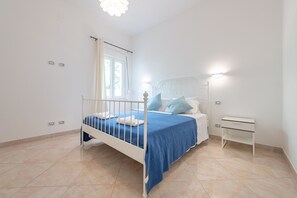 2 bedrooms, free WiFi, bed sheets - CASA LUPA MAGNIFICENT HOUSE WITH GIANDINO (Quartu Sant'Elena)