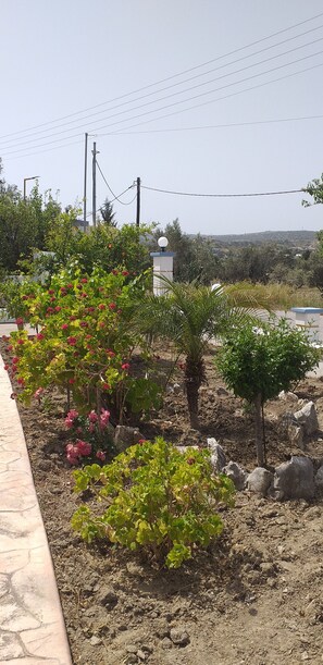 Property grounds - Stylish & Cozy Stay with Air Conditioning & Full Kitchen (Rhodes)