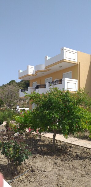 Exterior - Stylish & Cozy Stay with Air Conditioning & Full Kitchen (Rhodes)