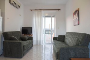 TV - Stylish & Cozy Stay with Air Conditioning & Full Kitchen (Rhodes)