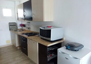 Fridge, oven, stovetop, cookware/dishes/utensils - Beautiful Studio in Playa Del Pacha 4429 (Mdiq)