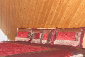 2 habitaciones, escritorio y tabla de planchar con plancha 