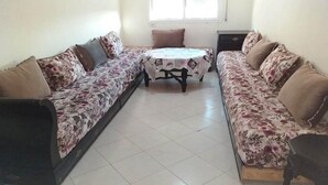 A room with two sofas, a small table, and a chair. - Apartment in Tangier City 4342 (Tanger)