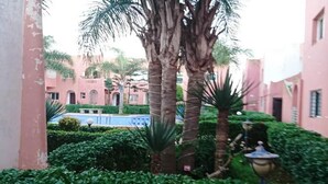 Ein Innenhof mit Palmen und einem Pool.