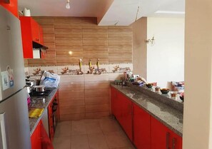 Kjøleskap, ovn, kokeplater og kjøkkenutstyr