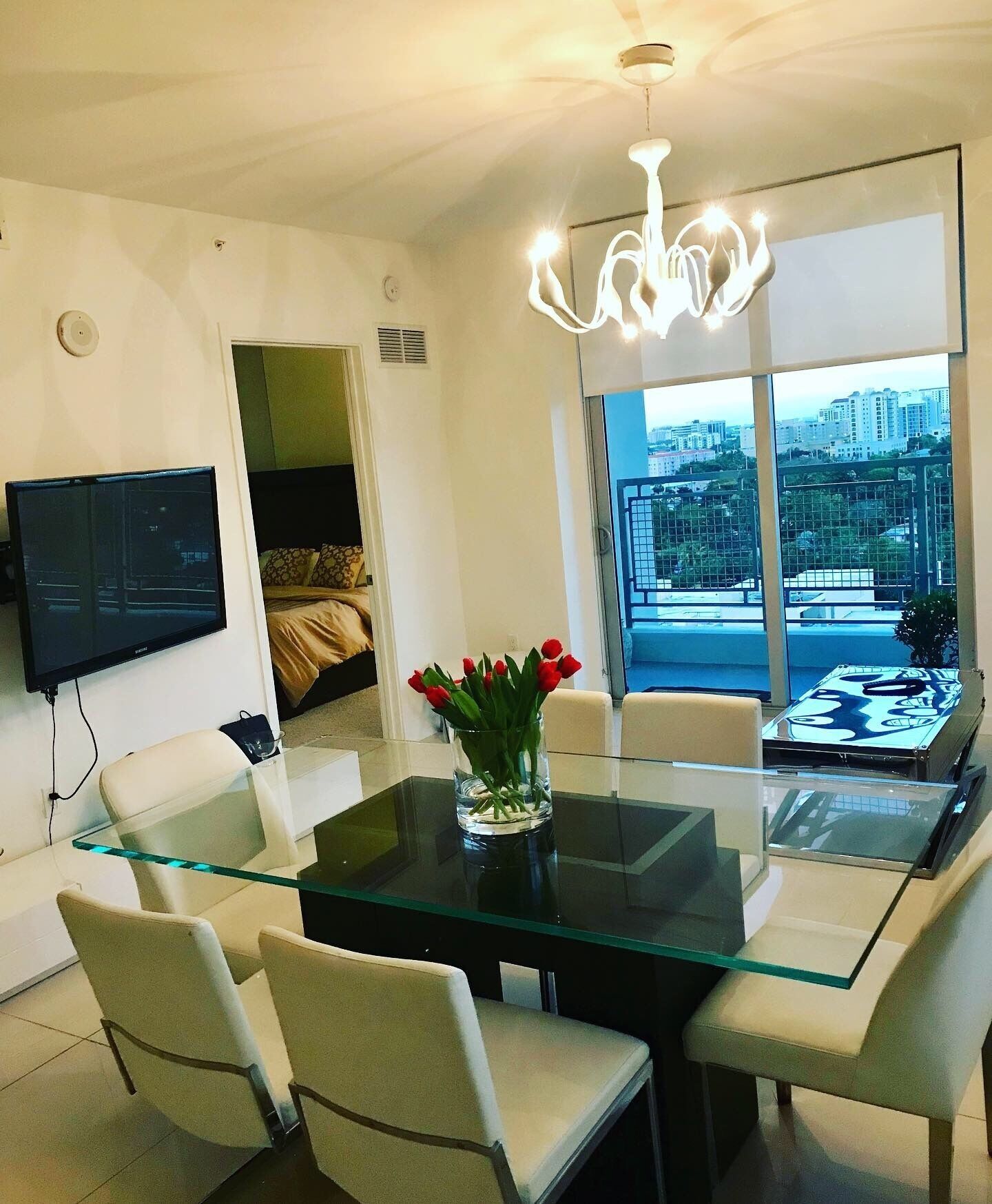 Gorgeous apartment in miracle mile!