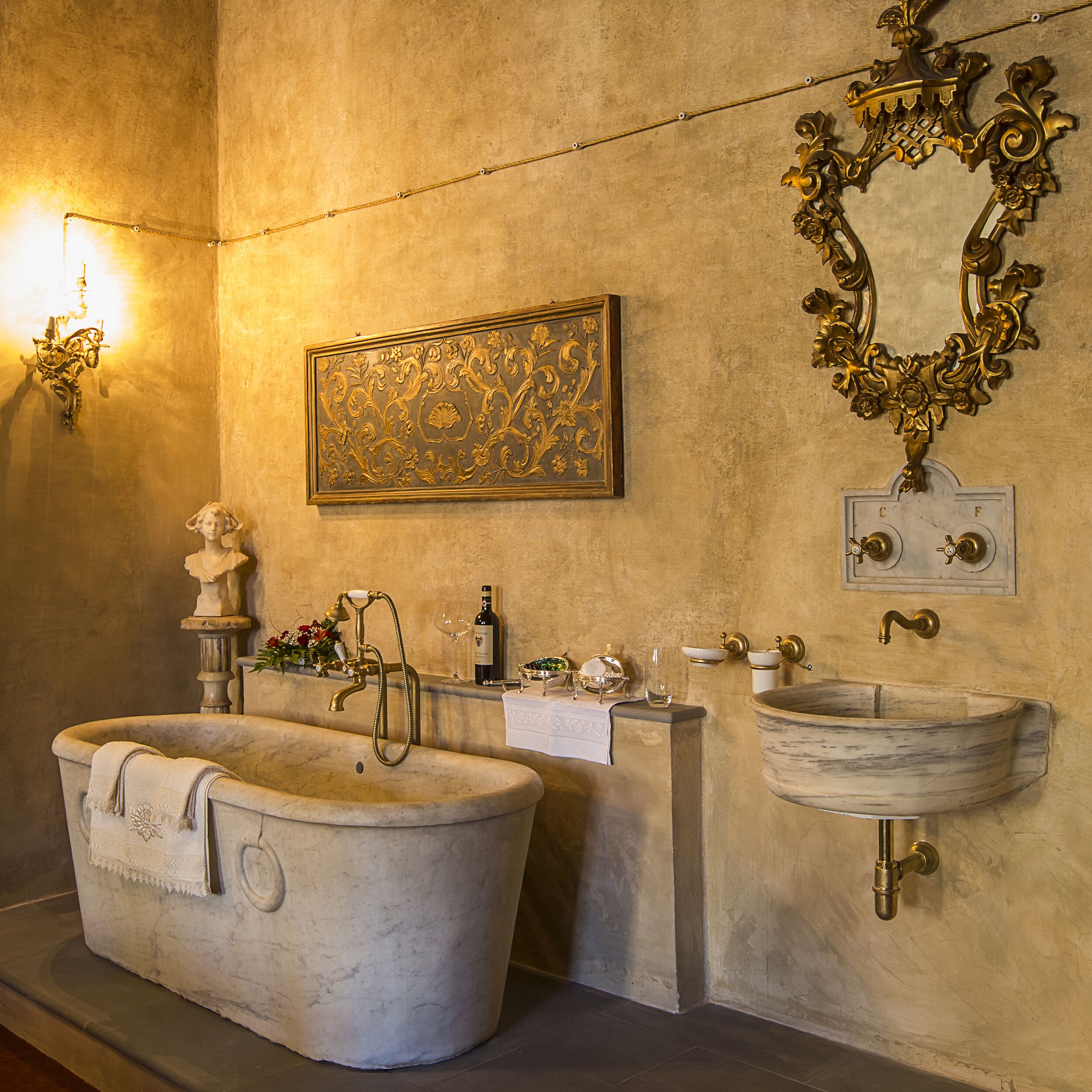 Bañera, secador de pelo, bidé y toallas