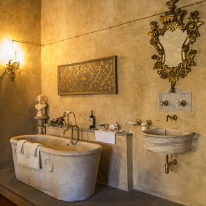 Een bad, een haardroger, een bidet, handdoeken