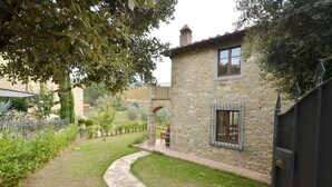 A stone house with a stone pathway leading to a covered patio area. -  YOUR EXCLUSIVE HOLIDAY BETWEEN VINEYARDS AND CASTLES (Villa A Sesta)