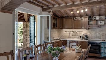 Frigorifero, microonde, forno, piano cottura