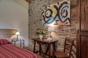 6 bedrooms, iron/ironing board, free WiFi, bed sheets