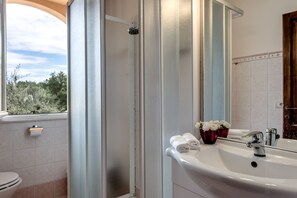 Badekar, hårtørrer, bidet, håndklæder