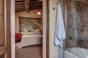 6 bedrooms, iron/ironing board, free WiFi, bed sheets
