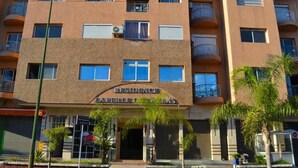 Um edifício de vários andares com uma placa indicando 