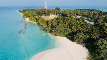 Playa en los alrededores, camastros y toallas de playa