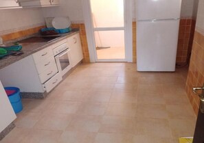 Kühlschrank, Ofen, Herdplatte, Kochgeschirr/Geschirr/Besteck