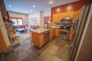 Jääkaappi, mikroaaltouuni, uuni, liesi