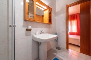 Douche, sèche-cheveux, bidet, serviettes fournies