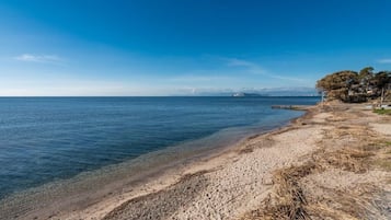 Una spiaggia nelle vicinanze