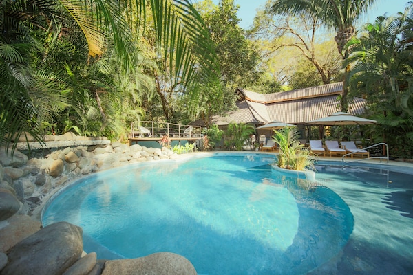 Außenpool, Sonnenschirme, Liegestühle