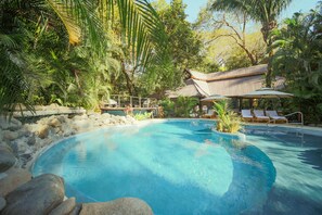 Outdoor pool, pool umbrellas, sun loungers - Hotel Guiones (Nosara)