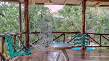 Suite, varias camas, vista al jardín | Balcón