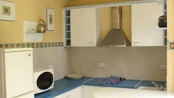 KĂžleskab, mikrobĂžlgeovn, kogeplade, kĂžkkentĂžj/tallerkener/redskaber