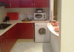 Kühlschrank, Mikrowelle, Herdplatte, Kochgeschirr/Geschirr/Besteck